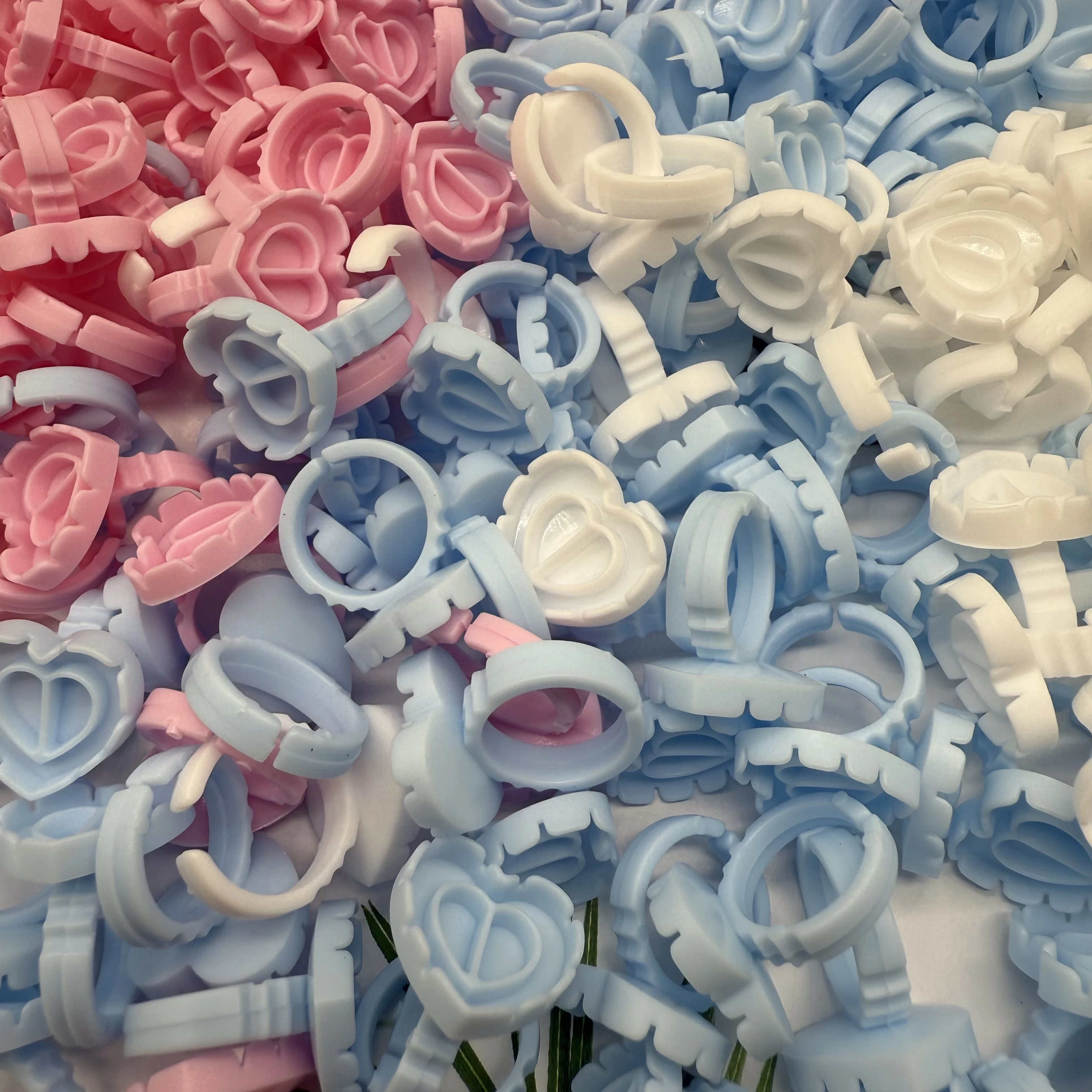 100 pz Usa E Getta Colla Per Ciglia Anello Titolare Tazza a forma di Cuore di Plastica Pigmento Del Tatuaggio Titolare Pallet Eye Lash Estensione Strumento di Trucco