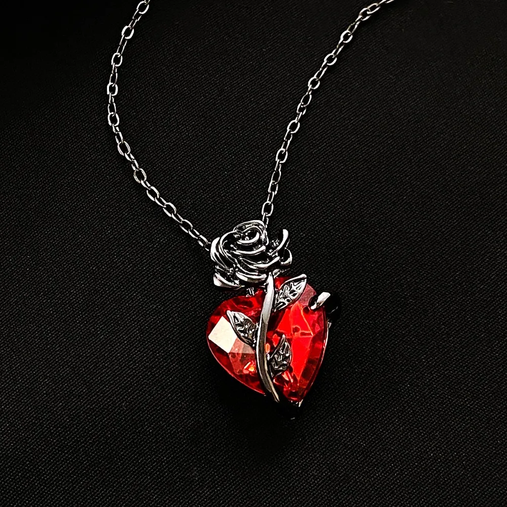Goth Style Red Heart Crystal Pendant Necklace for Women Retro Dark Rose Flower Collarbone Chain Hallowmas Jewelry Anniversary