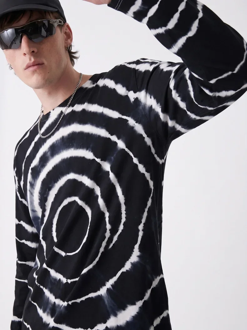 Herren Langarm-T-Shirt aus Merinowolle in Schwarz-Weiß mit Batikmuster – Weich & Dehnbar für Outdoor-Aktivitäten wie Wandern & Laufen – Detail 11