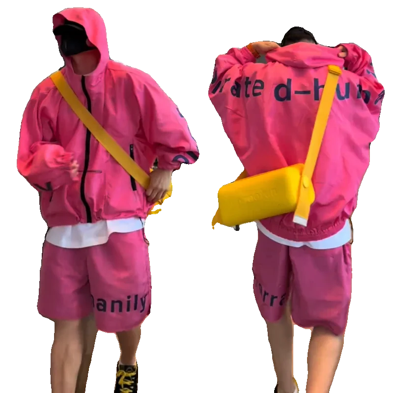 

Летний тонкий комплект: куртка с капюшоном и рукавами «летучая мышь» и шорты. Модный повседневный комплект для активного отдыха с защитой от солнца. Мужская одежда для молодежи.