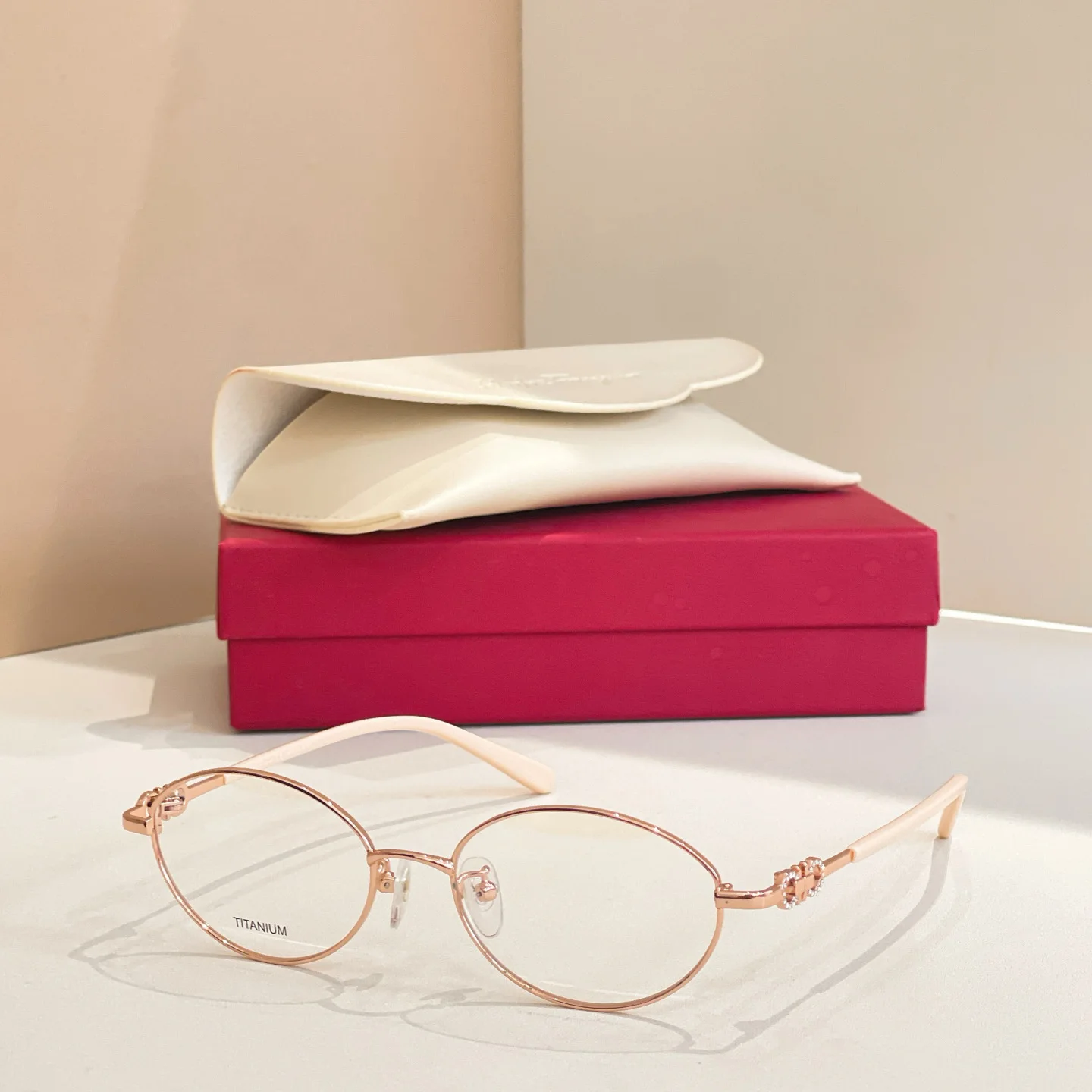 نظارات من سبائك التيتانيوم للنساء، إطارات طبية مرنة وخفيفة الوزن للغاية، نظارات بصرية بنمط مصمم مع هدية مريحة