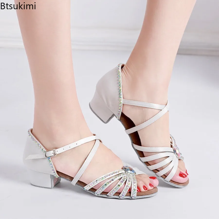 أحذية الرقص اللاتينية الماسية الجديدة للفتيات لعام 2025 بكعب منخفض أحذية الرقص الاحترافية للأطفال والكبار أحذية أداء المسرح