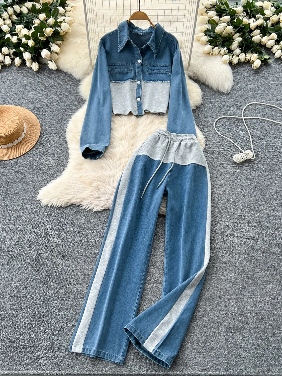 طقم نسائي عصري من قطعتين بأسلوب هونغ كونغ، بنطلون جينز واسع الساق بخصر مرتفع ومرقع، وجاكيت خارجي