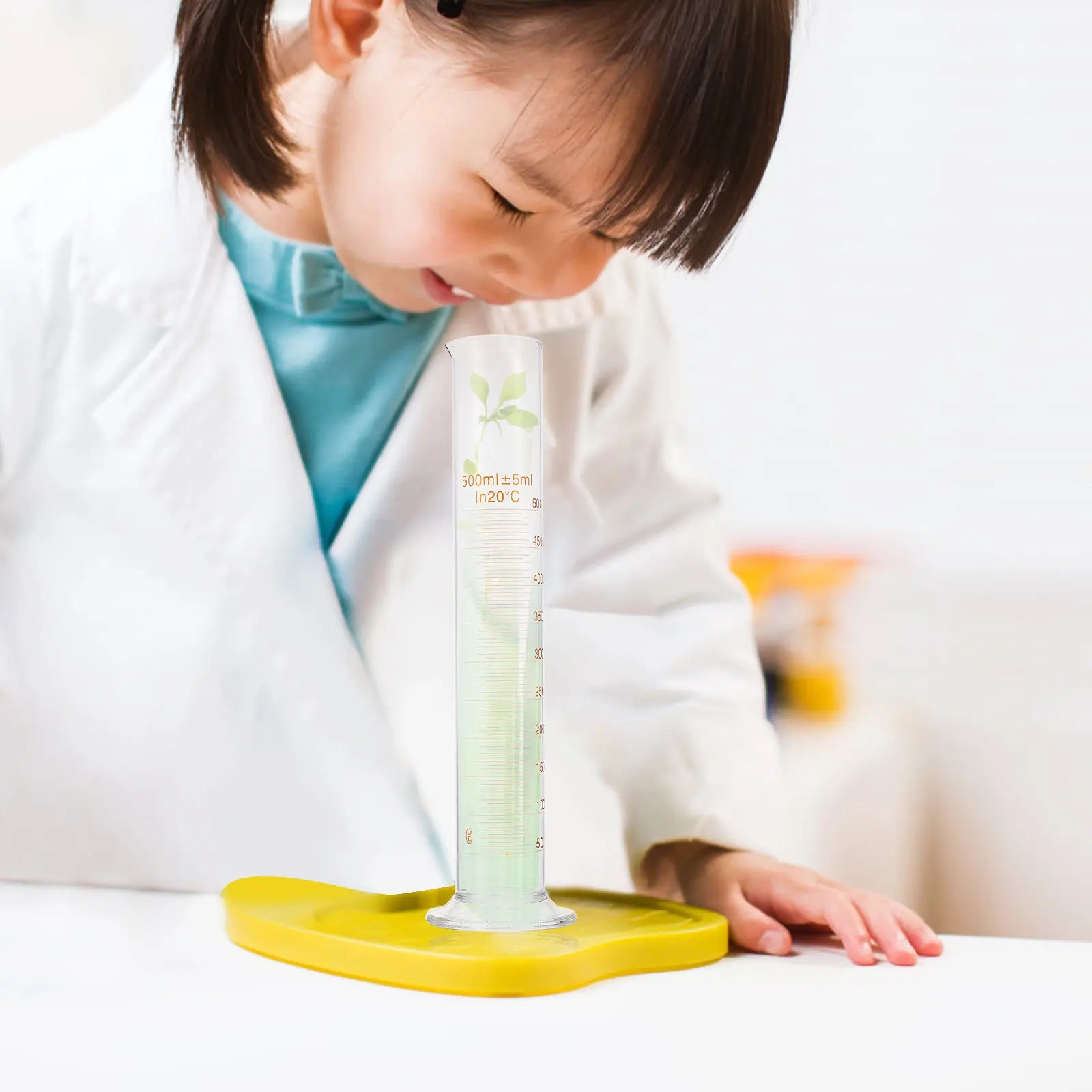 500mlの目盛付きガラス製メスシリンダー。精密な目盛りと安定した底面を備え、中学校や大学の理科実験に最適な測定器具。