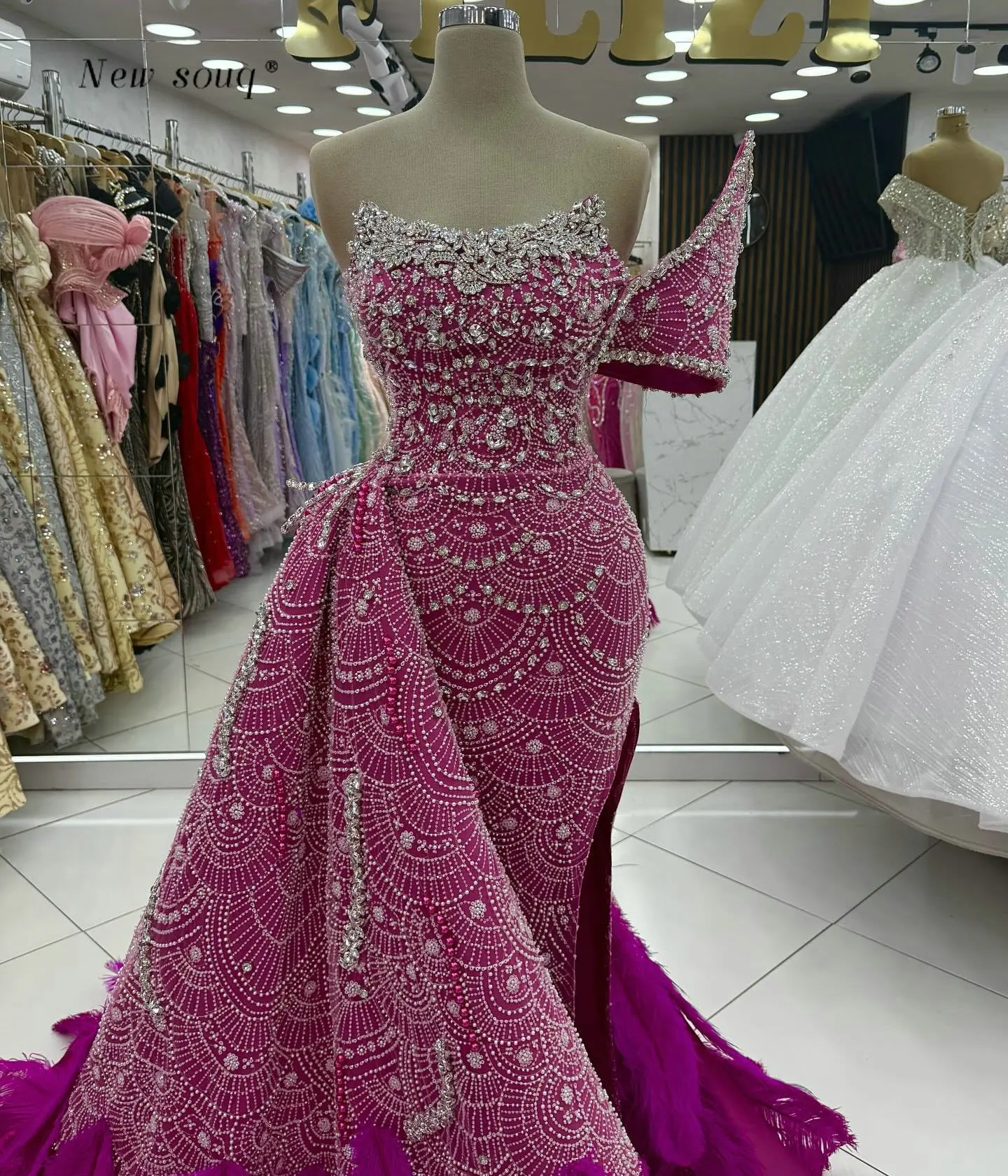 

Luxury Fuchsia Mermaid Evening Dresses with Feathered Train Customized Dubai Crystals Wedding Pageant Events Party Gowns