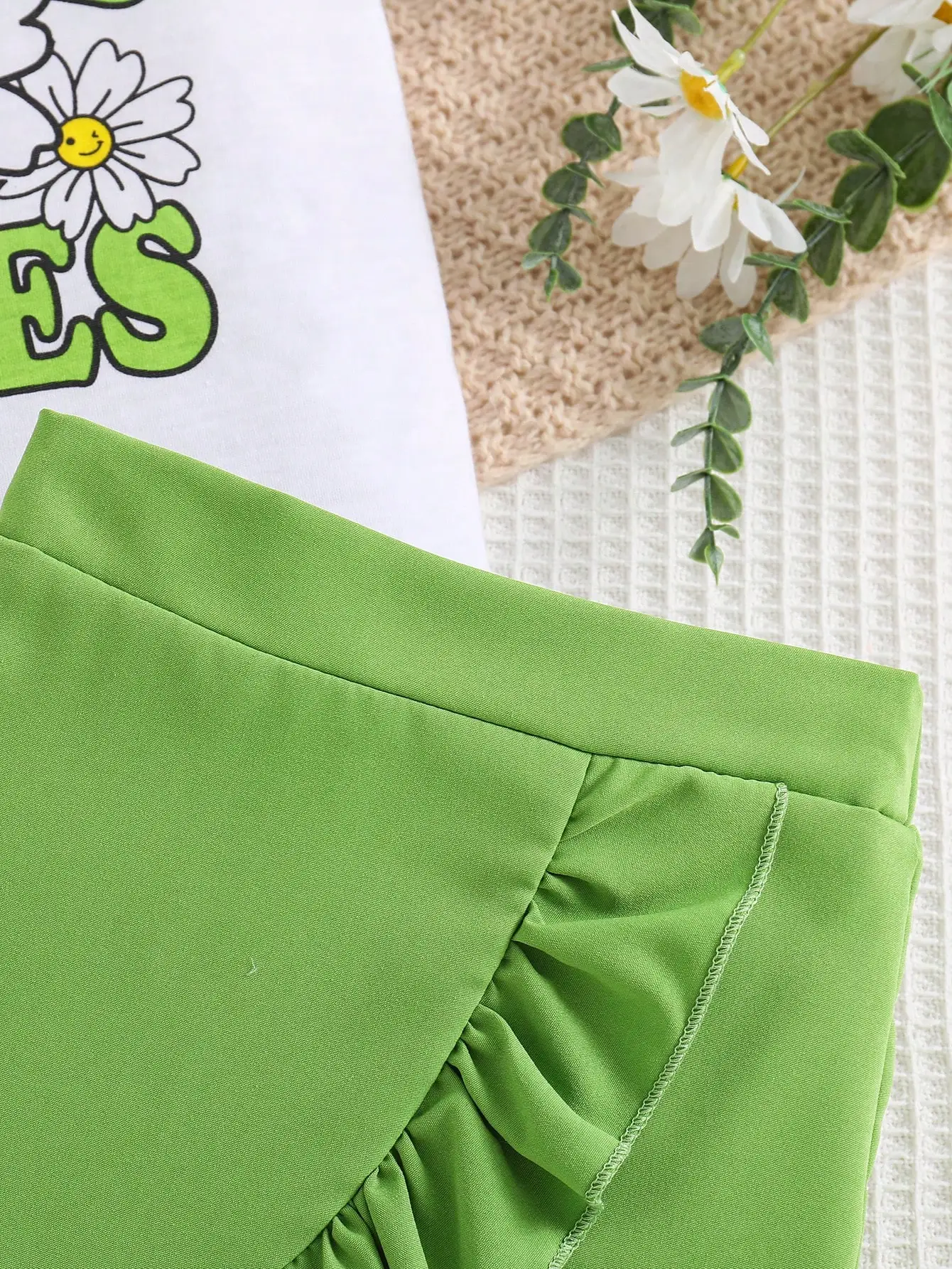 2-częściowa dziewczęca moda wiosna/lato urocza odzież codzienna na zewnątrz biała dzianina z okrągłym dekoltem T-shirt z nadrukiem stokrotki + zielona plisowana spódnica — zdjęcie 6