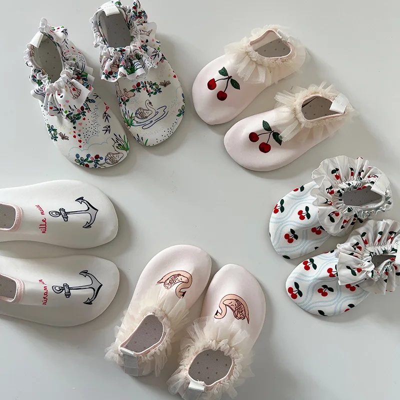 

Пляжная обувь для маленьких девочек, носки для плавания, противоскользящие кроссовки на мягкой подошве, обувь для воды с оборками для детей, игры в помещении