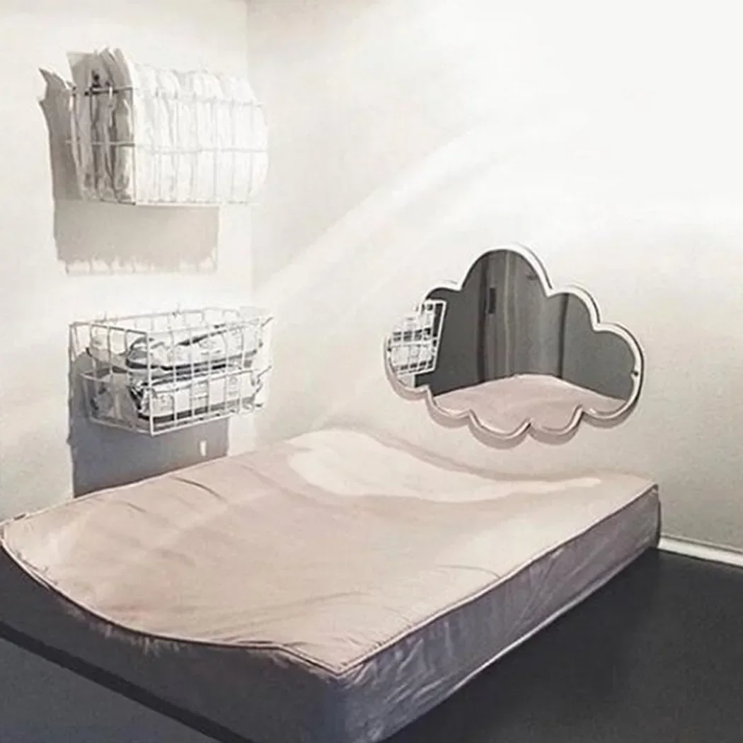 Wolkenförmiger Spiegel mit Holzrahmen, Acryl-Schminkspiegel, Unregelmäßige Wolkenform, Dekorativer Spiegel, Kosmetik-Schönheitsspiegel, Wanddekoration für Zimmer N – Detail 8