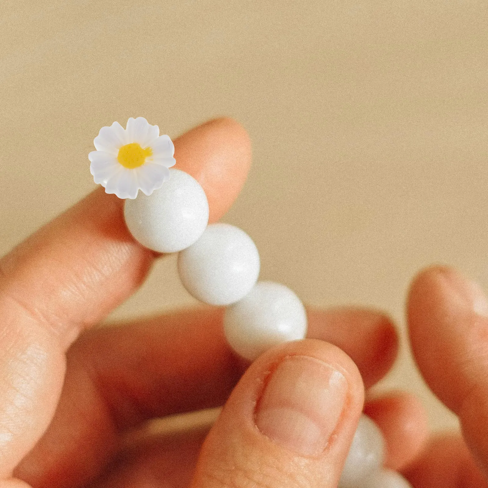 

50pcs Mini Daisy Decorations Resin Flower Charms For Crafts Small Artificial Flowers Diy Embellishments Home Party Decor Storage