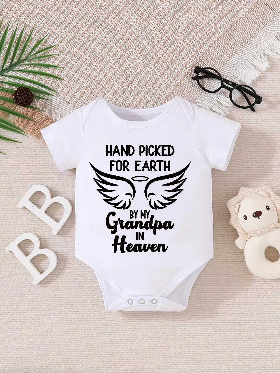 

Детское боди с короткими рукавами, забавным буквенным принтом, застежкой на пуговицах, простое в уходе, подходит для молодых родителей.