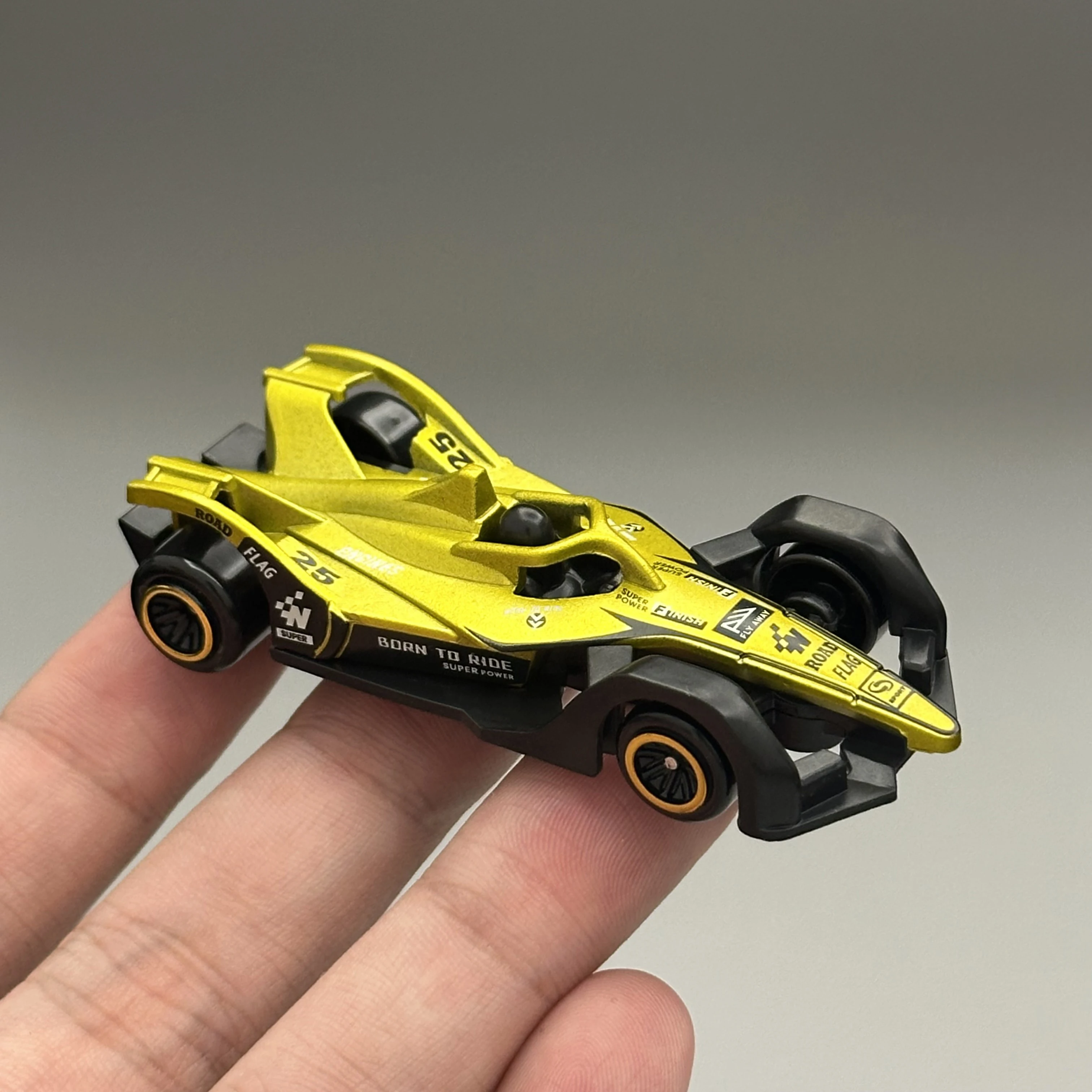 1/64 Diecast Alloy Gold Racing Car Formula Style Single Seater Miniature Collectible Display Model Toy for Motorsport Fans