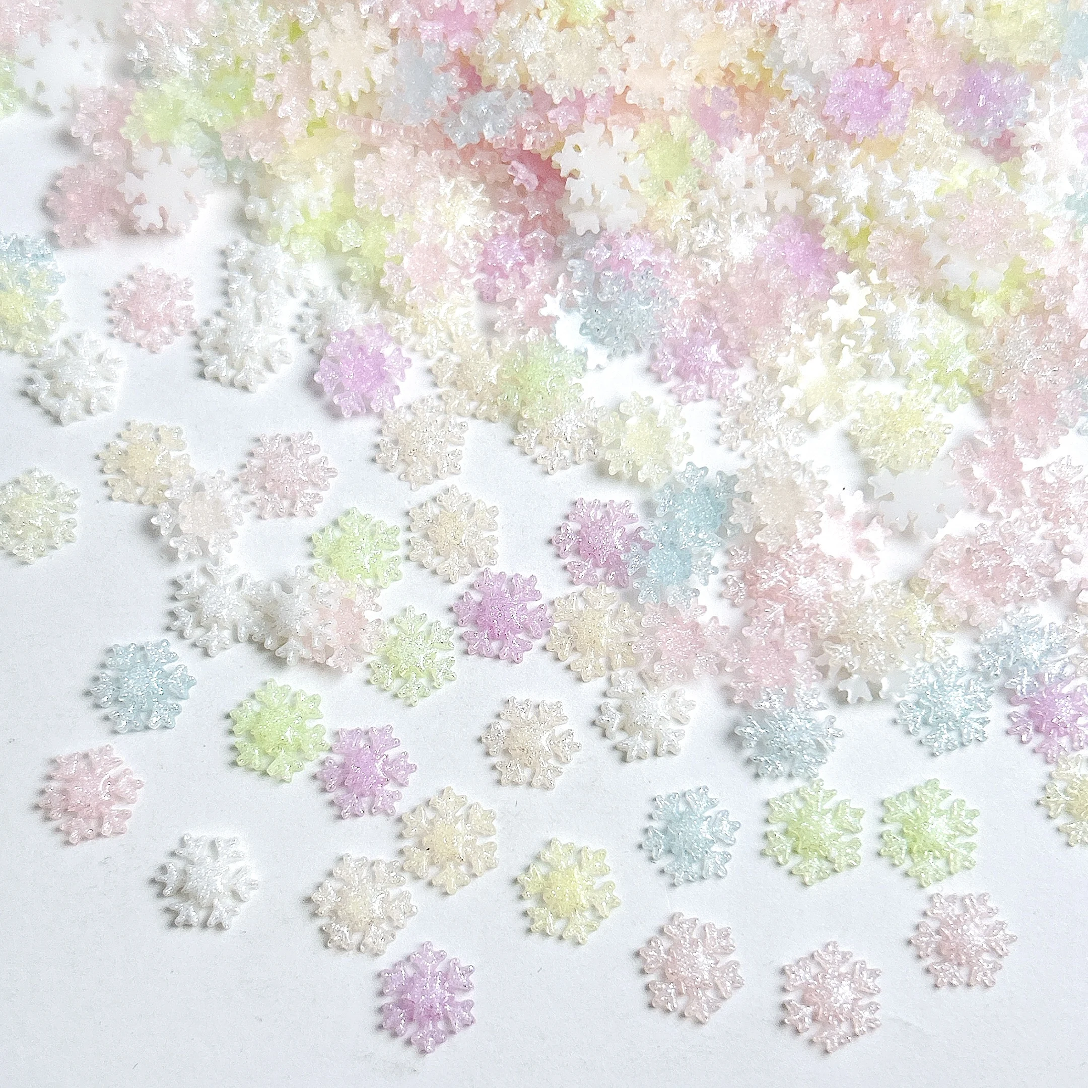 60PCS Macaron สีหวานเกล็ดหิมะเรซิ่นเล็บ Charms Luminous Dreamy ประกายเกล็ดหิมะตกแต่งเล็บสําหรับ DIY เล็บ