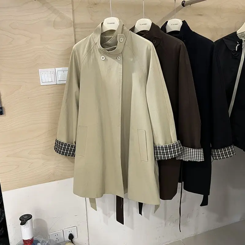 British Style Autumn 2025 Nnew Stand Up Collar Contrasting Medium Length Trench Coat For Women With Unique Design And Belt Jacke
