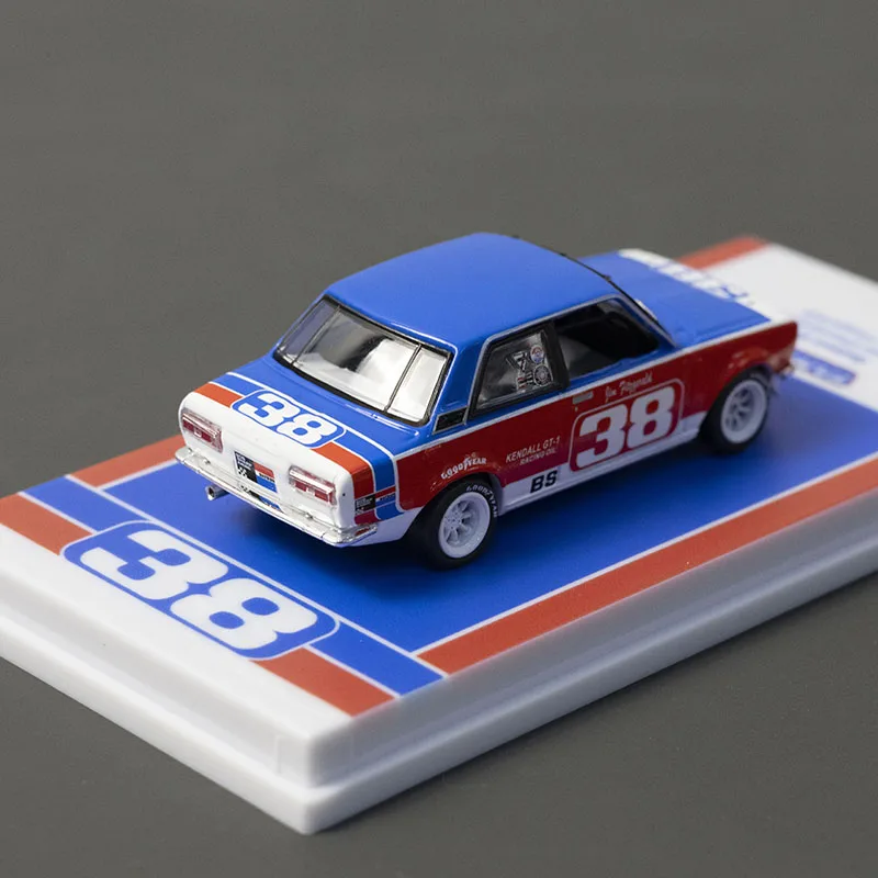 TARMAC WORKS 1/64 ดัทสัน 510 เอสซีซีเอ 1973 # รถของเล่นโลหะผสม 38 ชิ้น แบบหล่อขึ้นรูป ของสะสมสำหรับเด็กผู้ชาย ของขวัญคริสต์มาส