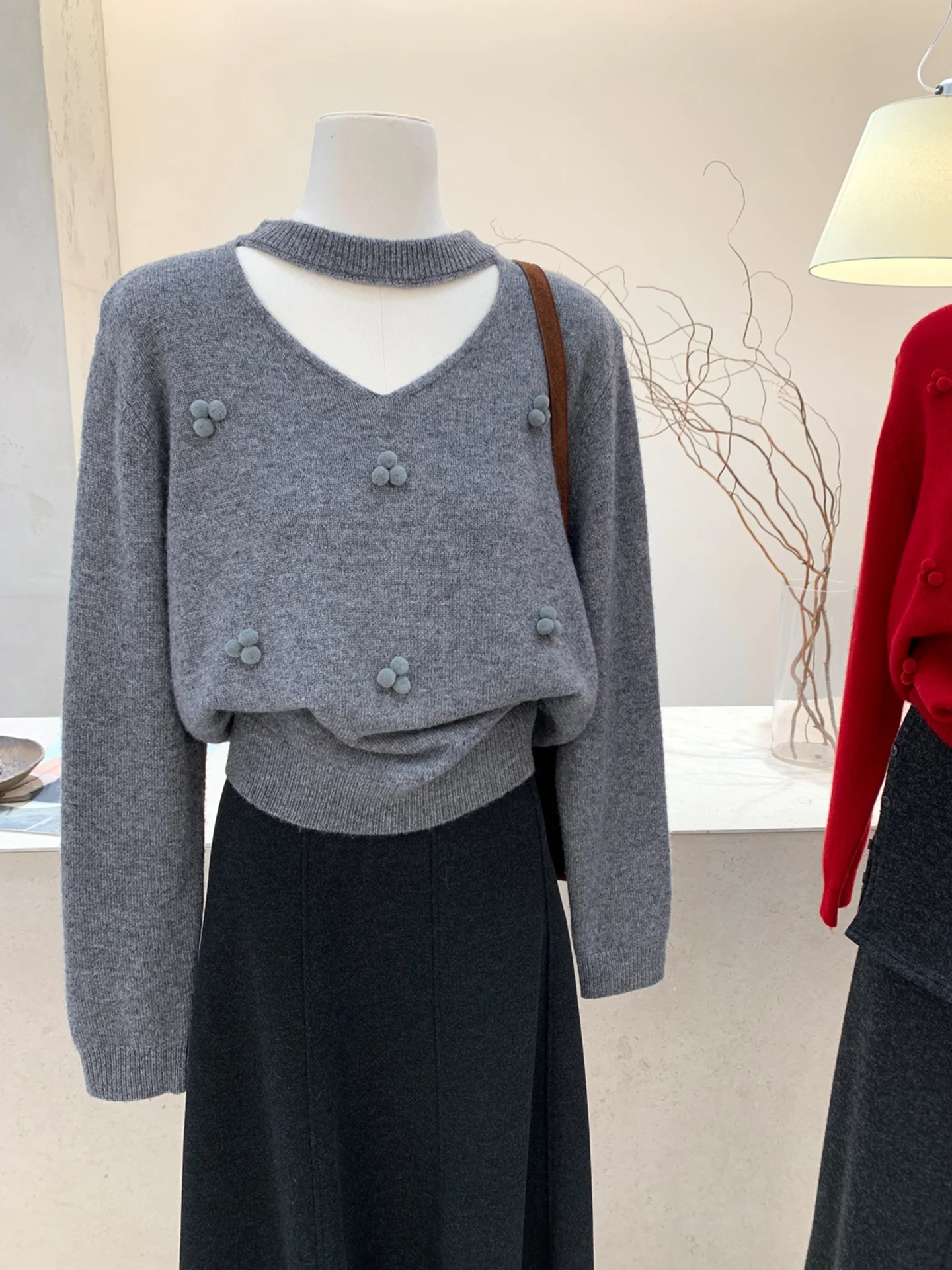 冬のニットセーター女性の通勤韓国ルーズフィット暖かさを発する白を強調する赤色新年トップ