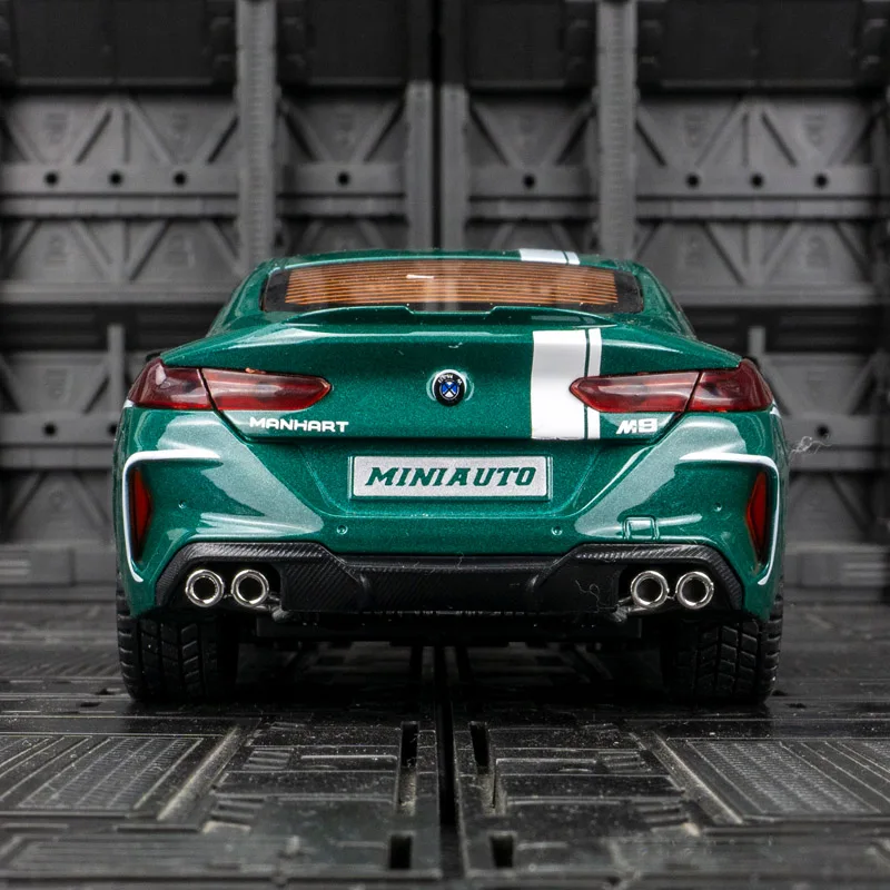 Modelo de carro de liga M8 de simulação 1:24 com feedback de som e luz, portas e capô do motor, porta-malas pode ser aberto