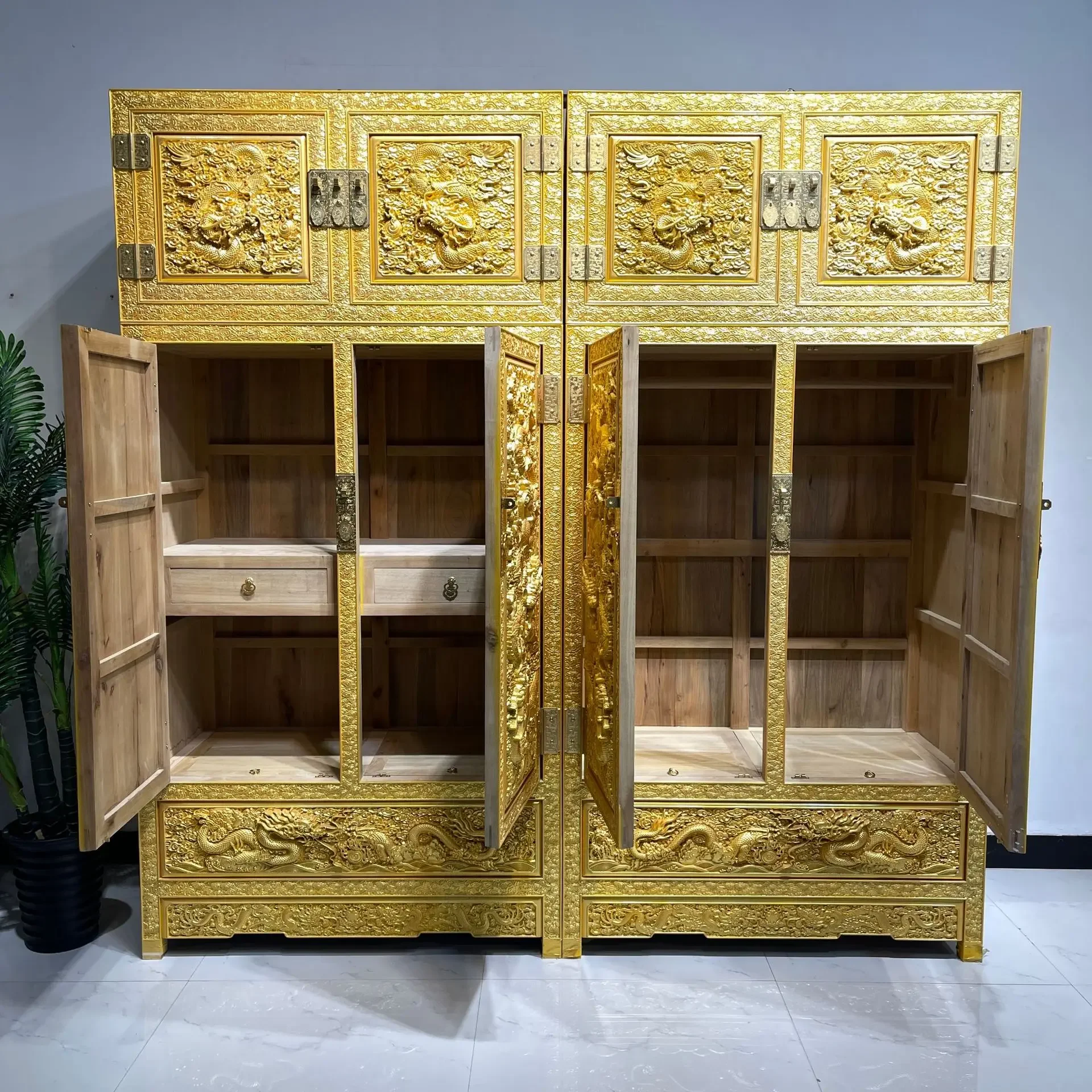 Złota szafa z litego drewna nanmu, małych liści, z drewna zhennan, do przechowywania, w stylu antycznym.