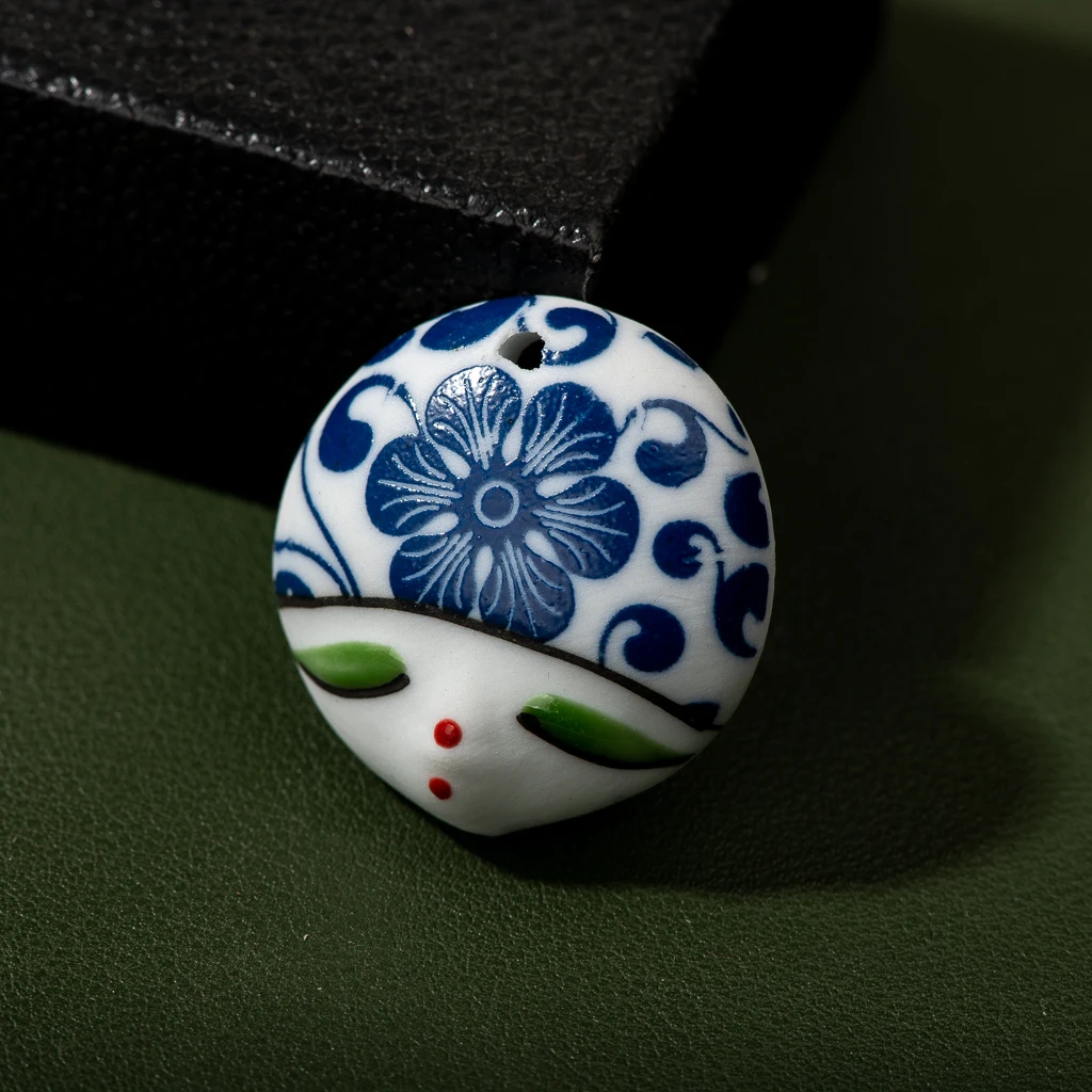 Vintage blue and white hand-painted face ceramic pendant high temperature white porcelain DIY accessories beads Z015