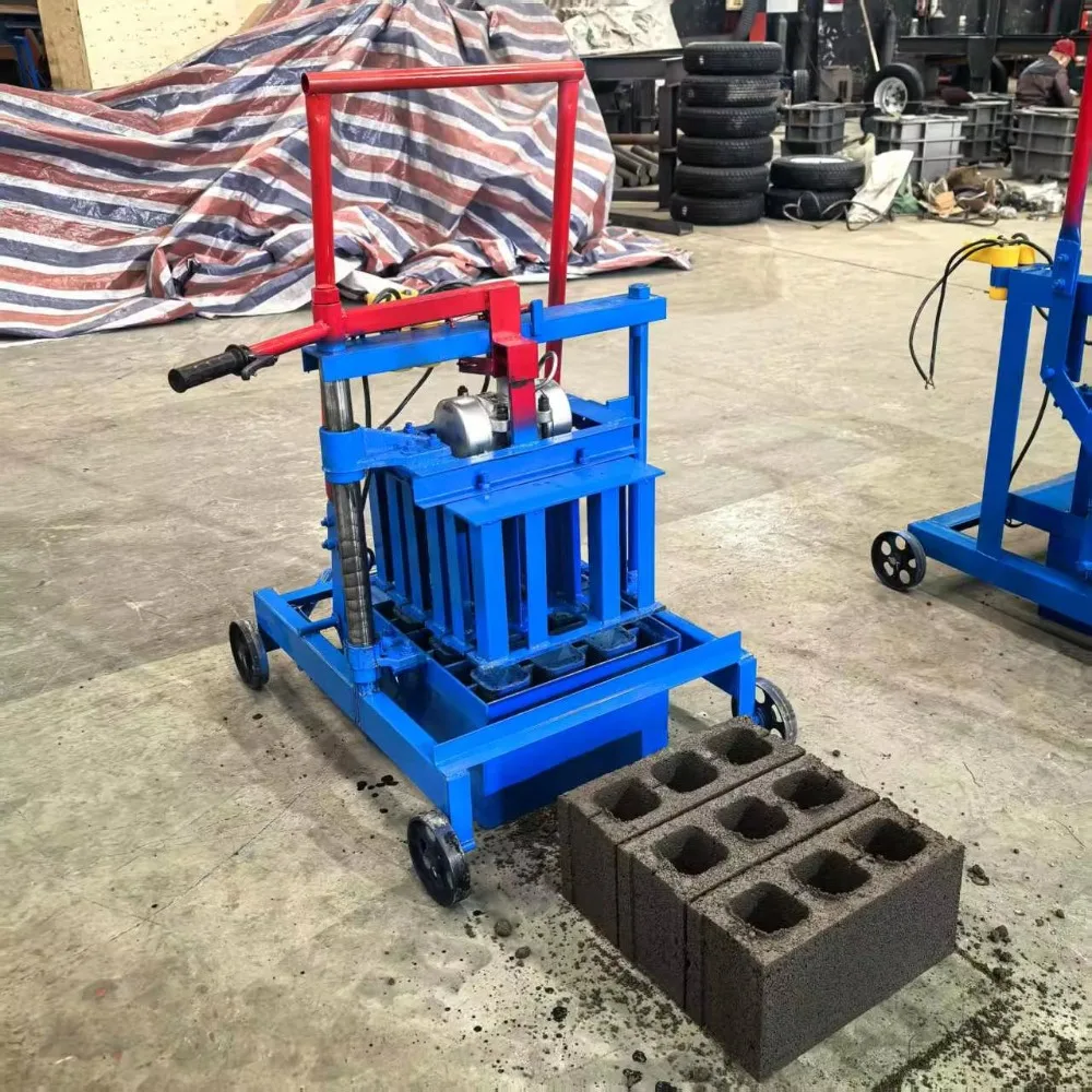 

Небольшая многоцелевая машина для производства цементных полых кирпичей. Мобильная машина для формования блоков.