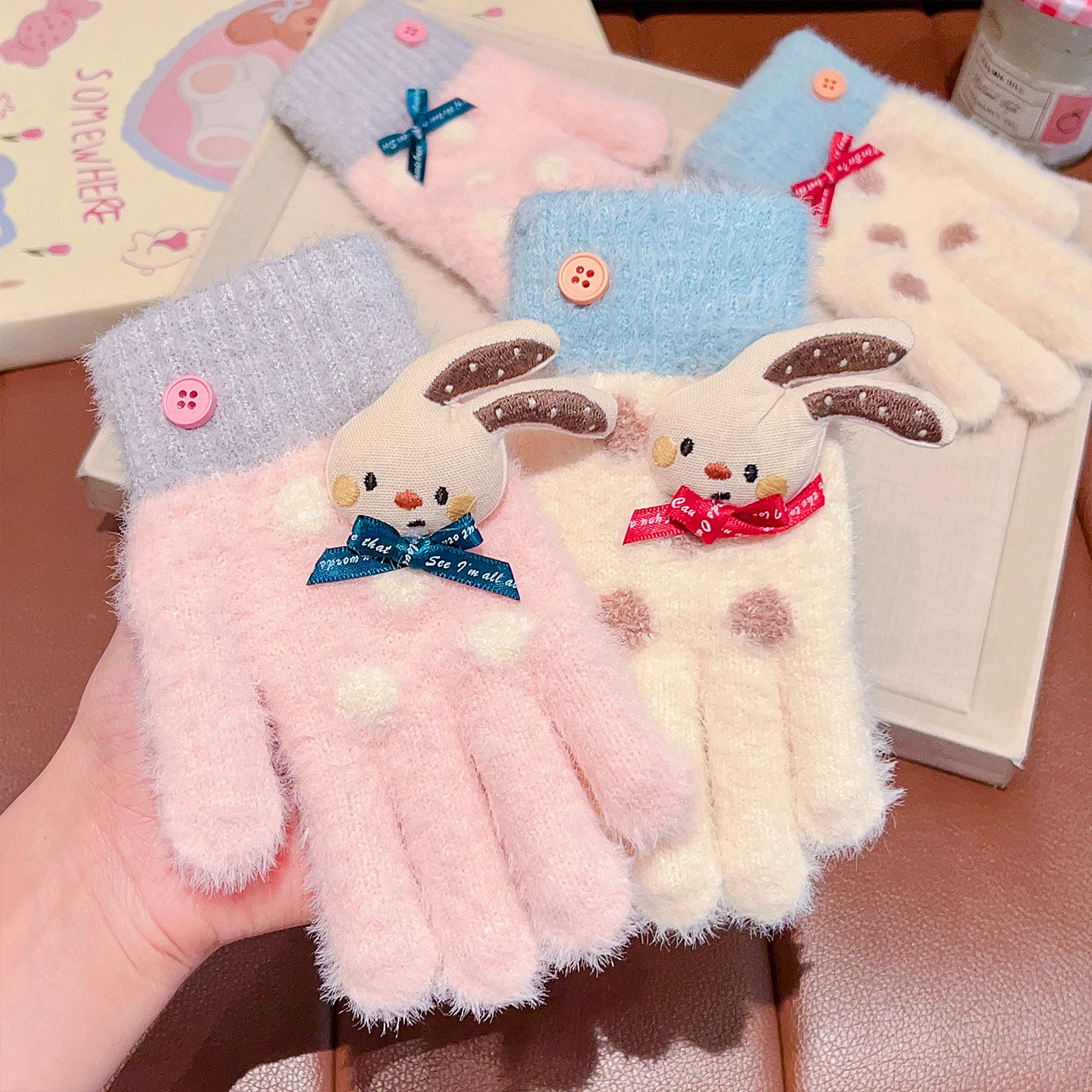Niedliche Hasen-Handschuhe mit vollen Fingern für Mädchen, Jungen und Kinder, mit Polka-Dot-Muster, aus Kunstfell, flauschig gestrickt, weiche, flauschige Kinderhandschuhe für den Außenbereich. – Detail 5