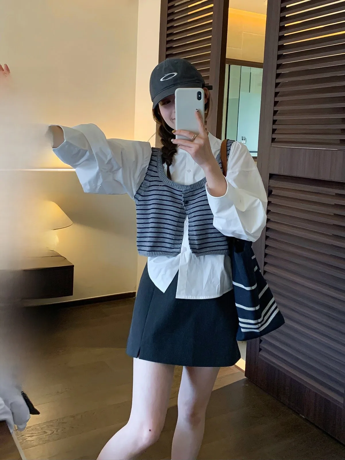 

Комплект для работы и повседневной носки Весна 2026: Женская рубашка с длинным рукавом, укороченный жилет, брюки в полоску с высокой талией, стандартный крой