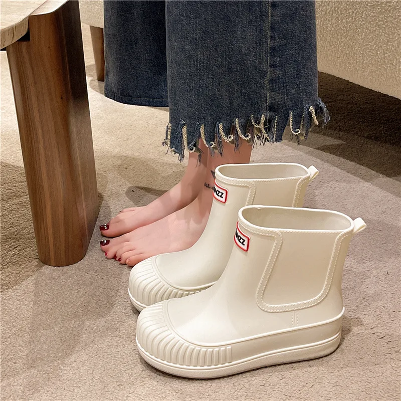 Botas impermeáveis de PVC para mulheres, botas de chuva de meia-panturrilha, sapatos femininos ao ar livre, slip-on em dias chuvosos, nova moda