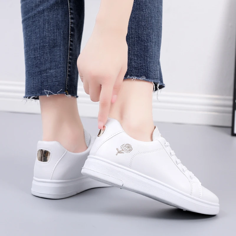 Women Casual Shoes New Spring White Sneakers Breathable Flower Lace-Up Women Sneakers Women Shoes Fashion Embroidered