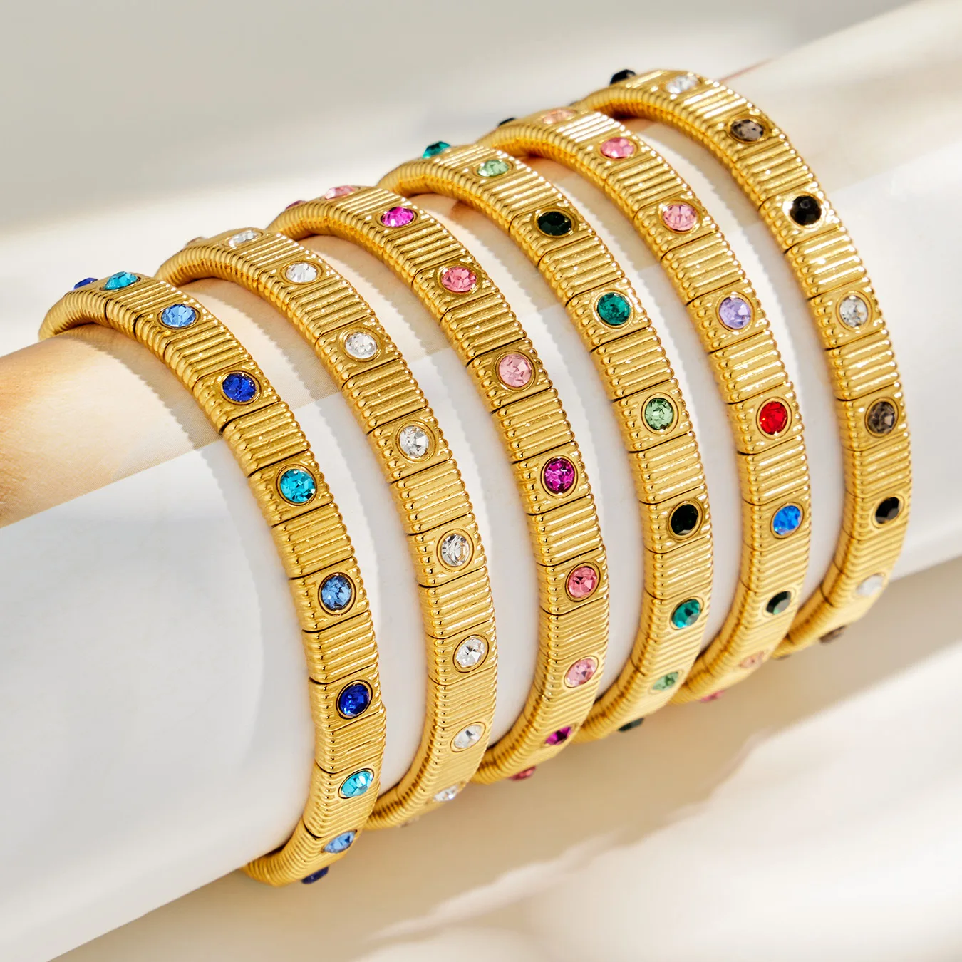 Edelstahl-Armband mit Streifenmuster, Quadratischen Perlen und Gliedern, 18K Vergoldet, mit Farbigen Kubischen Zirkonia für Damen – Detail 12