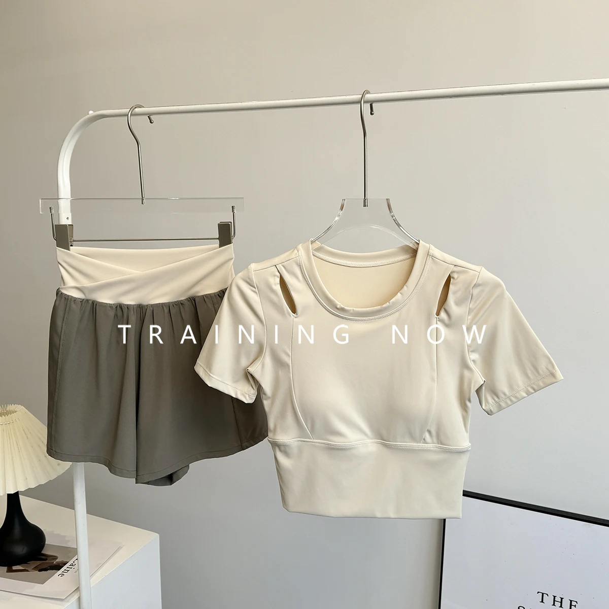 

Yoga suit with chest pad for women's summer morning jogging breathable fitness short-sleeved top high-end Pilates sportswear