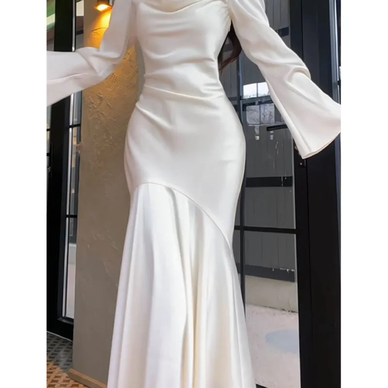 

Long white dress with fishtail satin collar