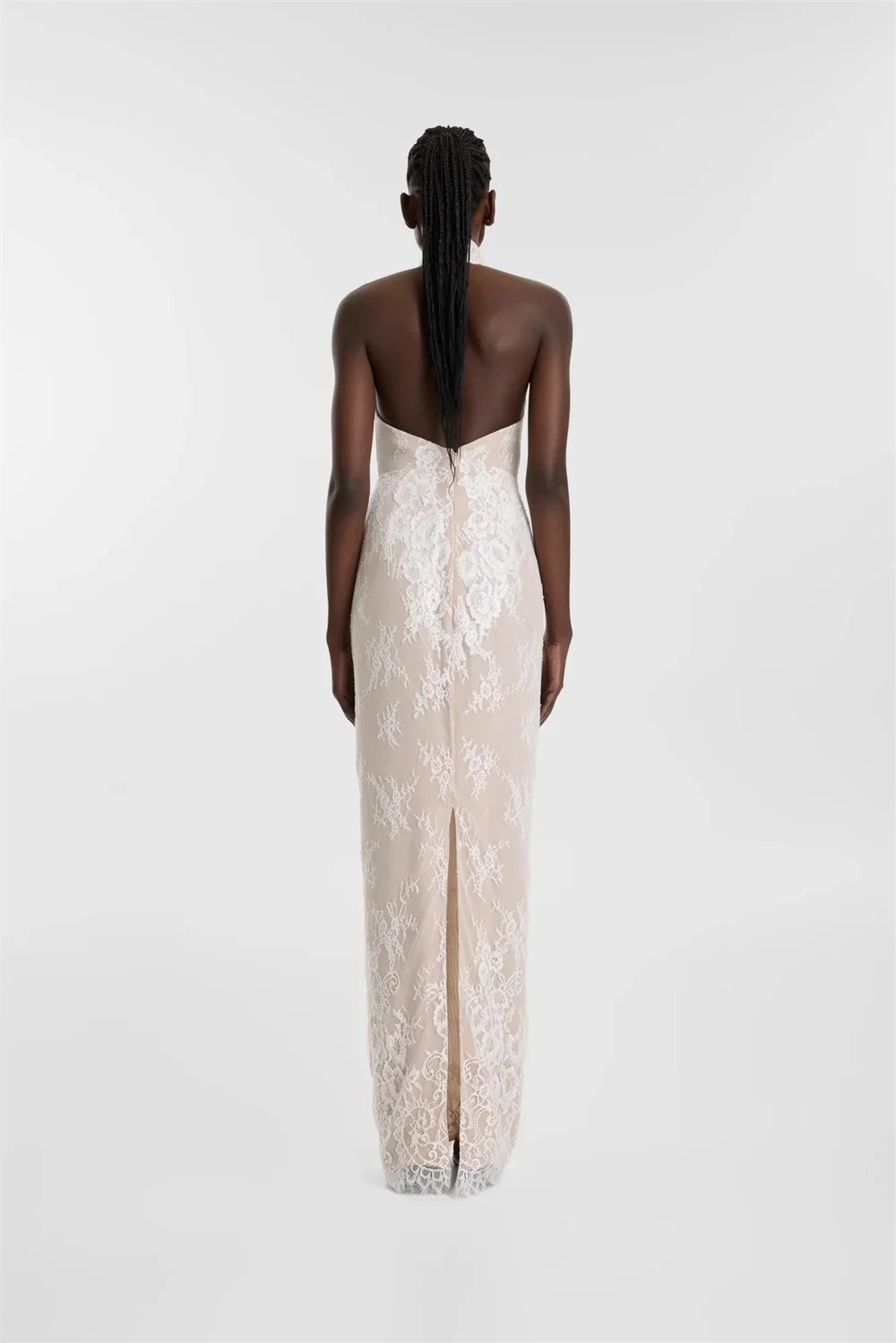 도쿄 맞춤형 화이트 홀터넥 웨딩드레스 민소매 백리스 지퍼 브라이덜 가운 우아한 플로어 길이 웨딩드레스