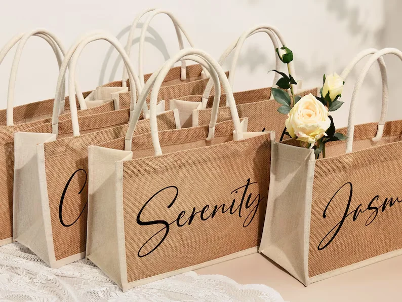 Bolsos de arpillera personalizados para dama de honor, bolso de mano de arpillera con nombre, bolsa de playa con monograma, bolsa de arpillera personalizada, bolsa de yute, regalos de boda para dama de honor