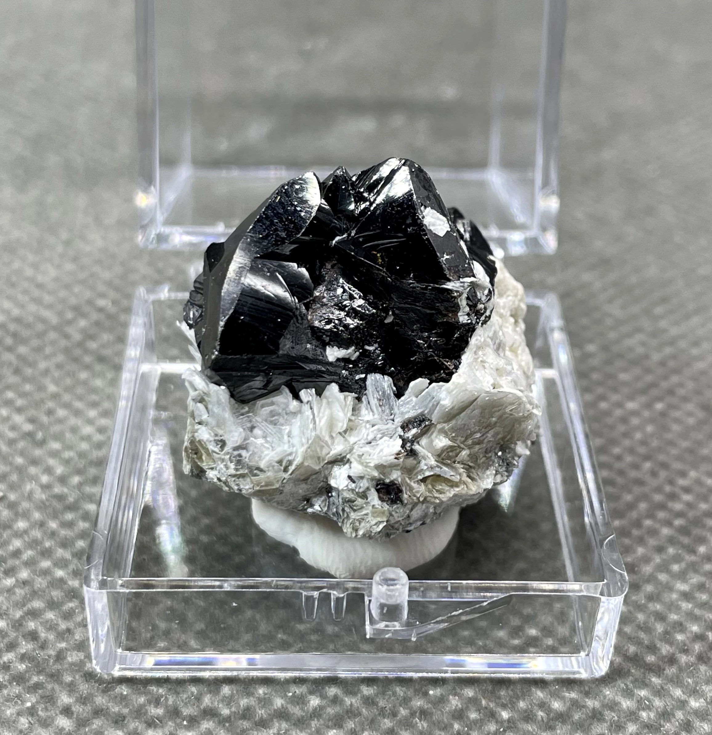 

NEW! 100% rare Natural cassiterite mineral specimen crystal stones and crystals quartz crystals Healing crystal (box size 3.4cm)