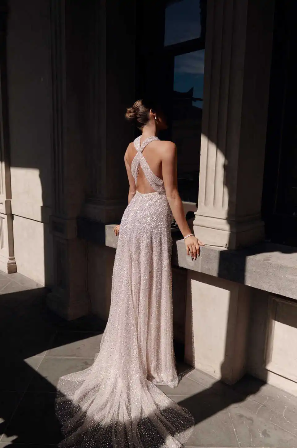 Unikalne suknie ślubne Linia A Halter Cekiny Bez rękawów Bez pleców Do Podłogi Panna Młoda Vestido De Noiva Dostosowane