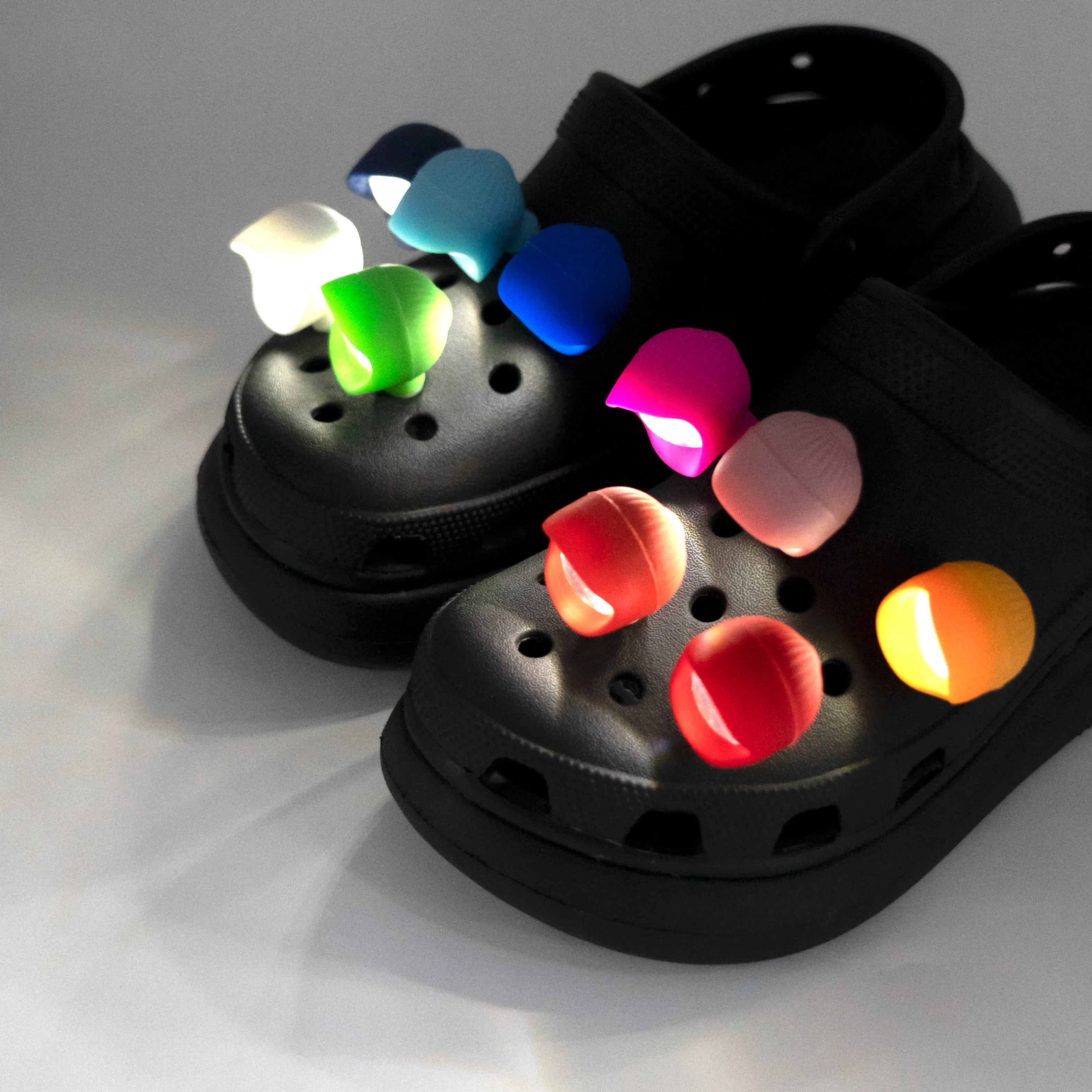 1/12PCS LED Lichter Schuh Charms 3 Blinkende Modi 12 Farben Leuchtende Schuh Zubehör Pins für Mode Frauen männer Wachsende Schuh Geschenk