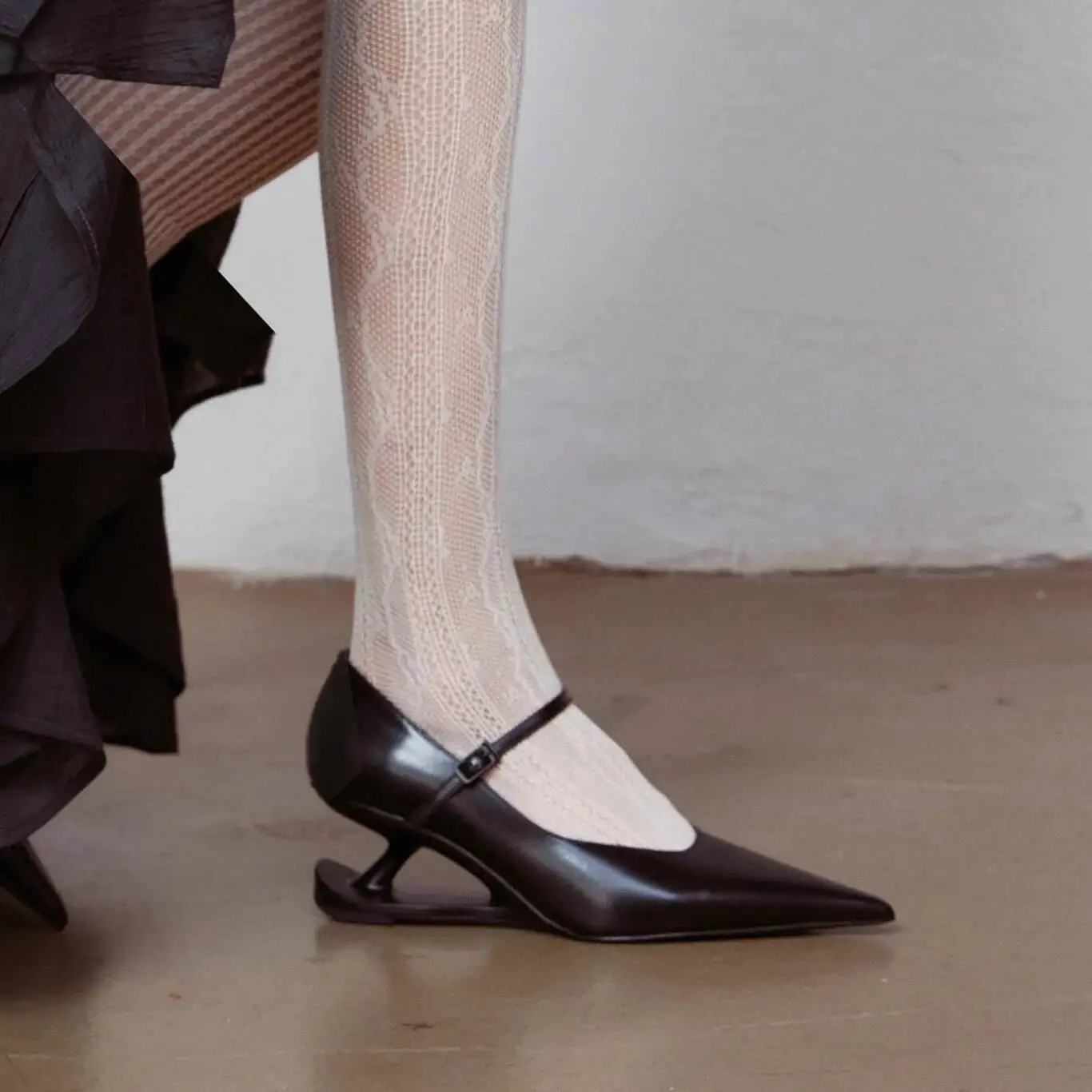 

НОВЫЕ женские туфли Мэри Джейн с красным каблуком, весенние, с острым носком, на пряжке, из кожи, черные, модные, для вечеринок и повседневной носки