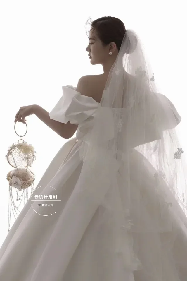 Eternal flower bride holding flower wedding shooting props