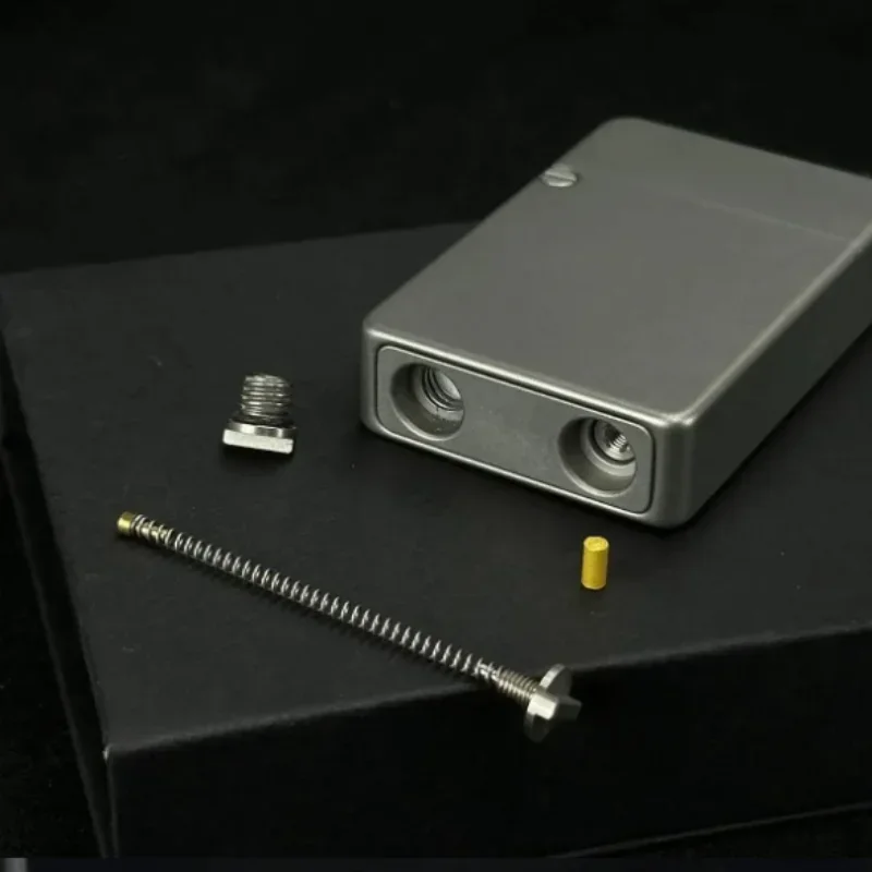 Minimalistisch Mat Titanium Kerosine Aansteker Absorptiewiel Brandstofaansteker Cnc Uitgehold Pantserstijl Collectief Geschenk