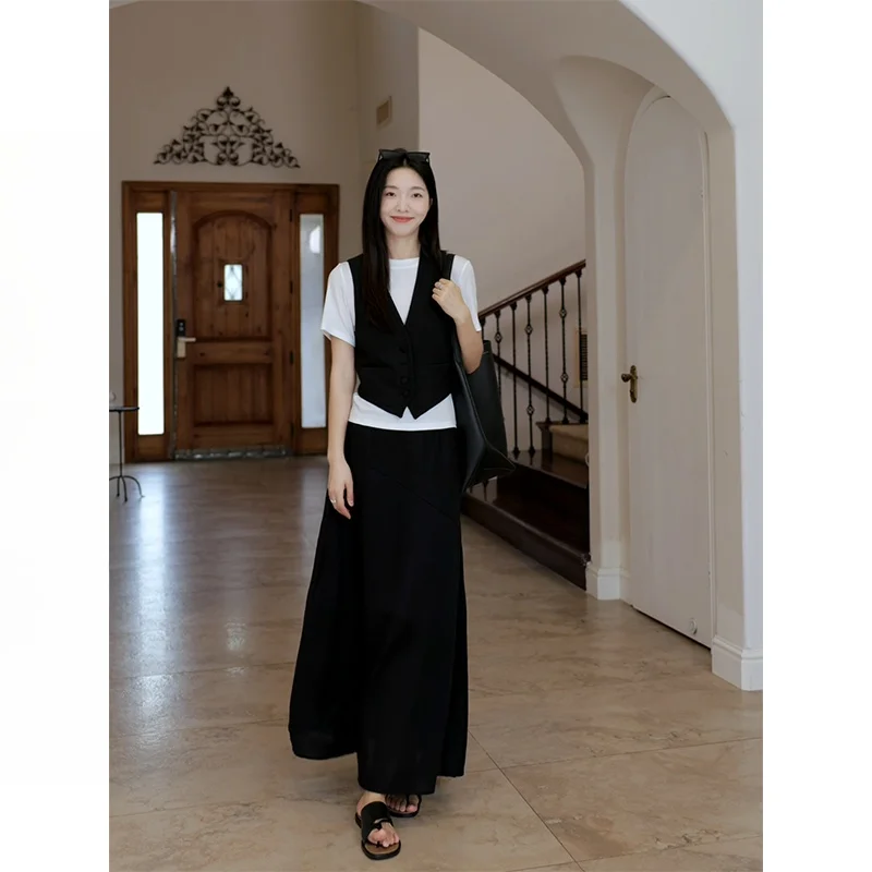 

Комплект из двух предметов: льняная юбка Co99 с асимметричным подолом и приталенная футболка с коротким рукавом. Женский летний повседневный базовый универсальный комплект.