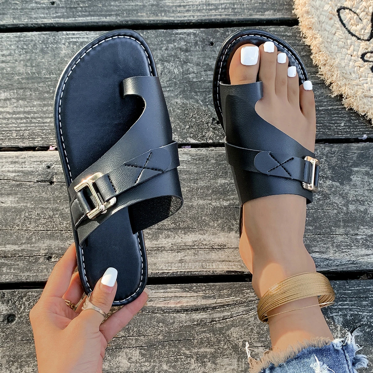 Women Summer Sandals Comfy Ligh Flat Heel Clip-toe Slides Lady Casual Beach Slippers Fashion Belt Buckle Decor Woman Flip-flops