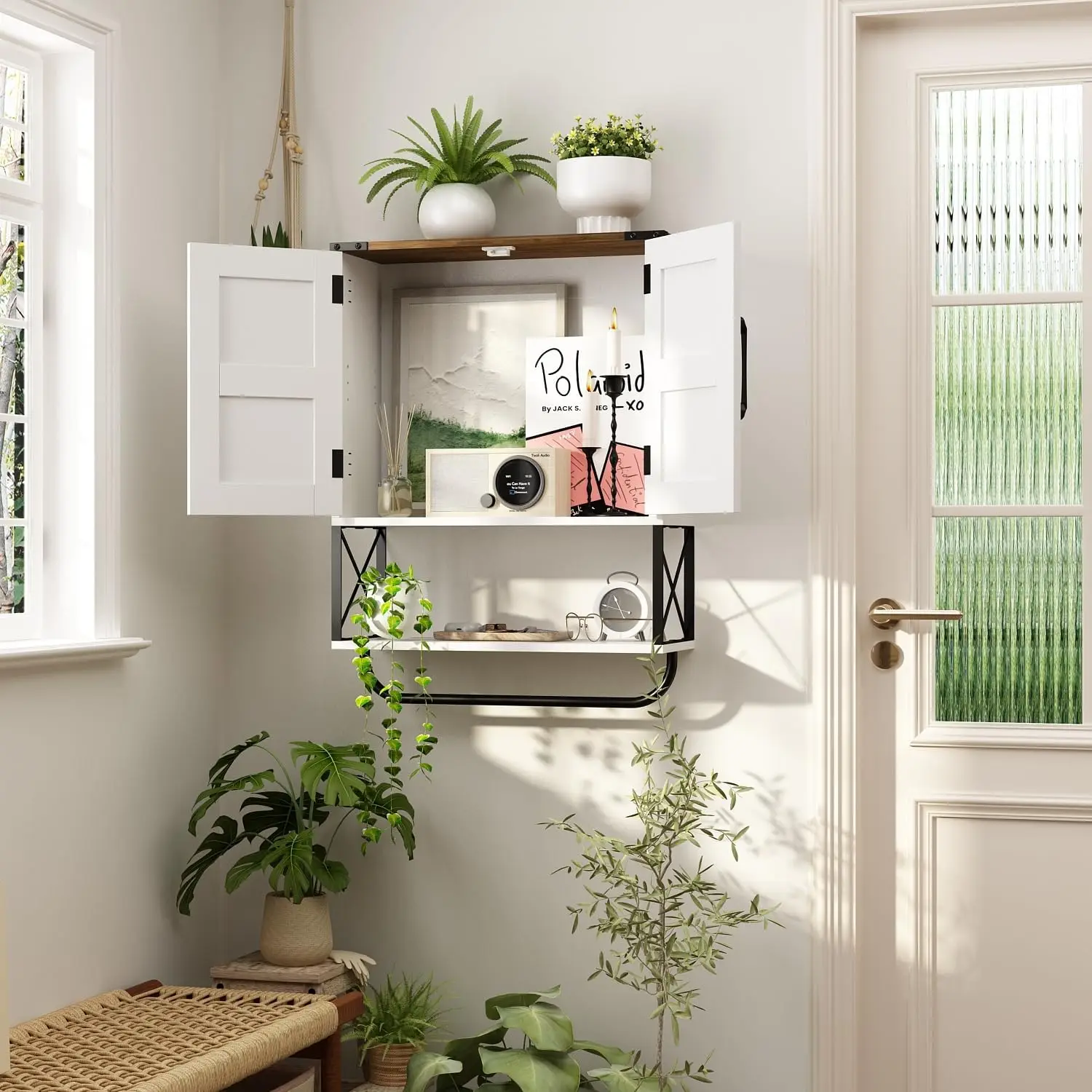 خزانة أدوية المزرعة مع أبواب الحظيرة، ورف قابل للتعديل وبار المناشف، وتخزين الحمام من خشب الجوز الأبيض