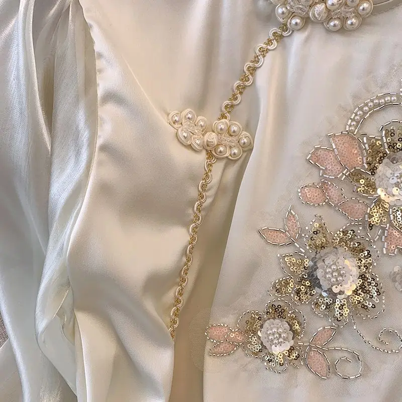 자수 비즈와 버클이 있는 수정된 치파오 새틴 긴팔 셔츠