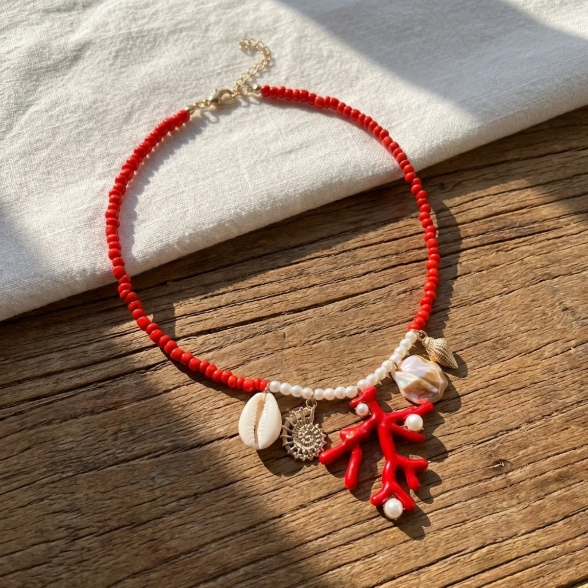 Sommerliche Reisperlen-Halskette mit Korallen- und Muschelanhänger für Damen und Herren – Boho-Muschel-Choker für Urlaub, Party und modische Schmuckgeschenke – Detail 11