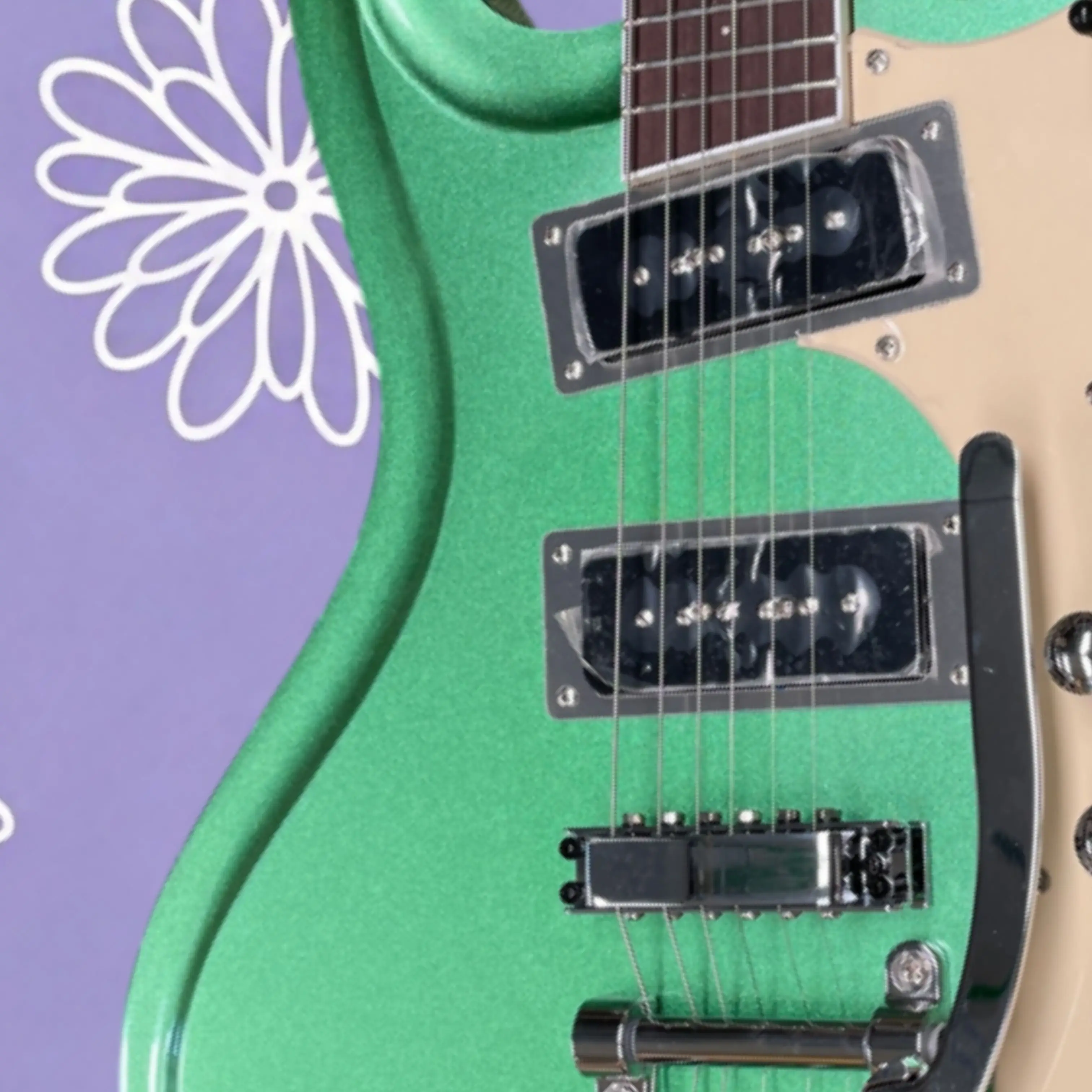Pearlescent Green 6-String Electric Guitar, 22-Fret Rosewood Fretboard, Vibrato System Guitars, Suitable for Beginners Guitarra
