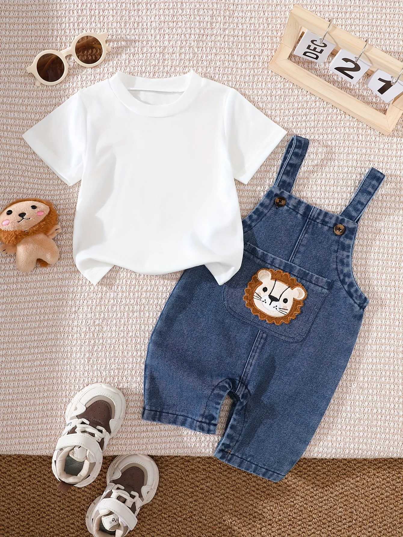 Two-Piece Set for Baby Boys: Casual and Versatile Style for Spring and Summer, Featuring a Round-Neck Short-Sleeve Top and Stylish Pocket Lion Patch Overalls