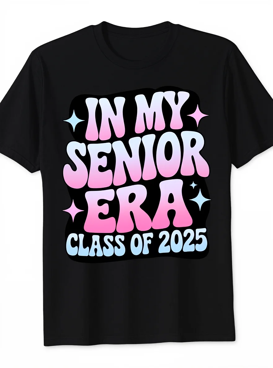 

Футболка для пожилых людей класса 2025 года — повседневная футболка с черным, розовым/синим принтом для выпускного вечера