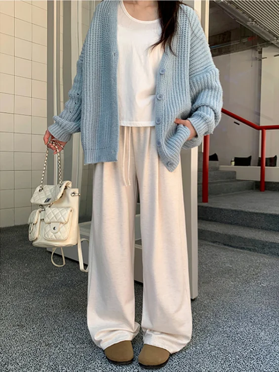 Gezellige grijze broek met hoge taille en wijde pijpen |   Zachte stretchstof |   Perfect voor vakantie-loungen en casual outfits