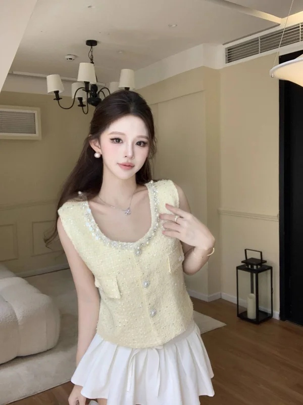 سترة صفراء دائرية بزر واحد مزينة بشكل كثيف على الطراز الكوري، إصدار جديد 2025 بتصميم فرنسي صغير