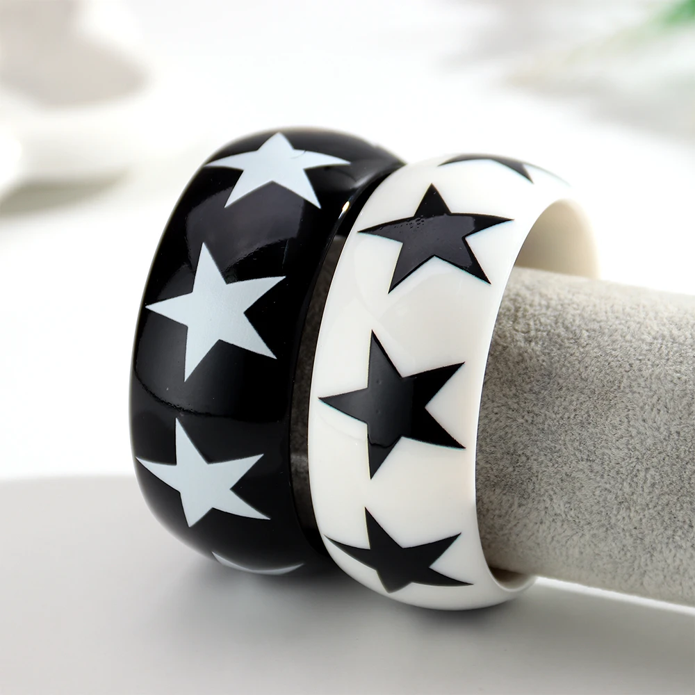 Einfacher Acryl-Armreif in Schwarz-Weiß mit Sternen- und Punktmuster, breiter, runder, geometrischer, klobiger Armreif aus Kunstharz, minimalistischer Schmuck, Geschenk. – Detail 5