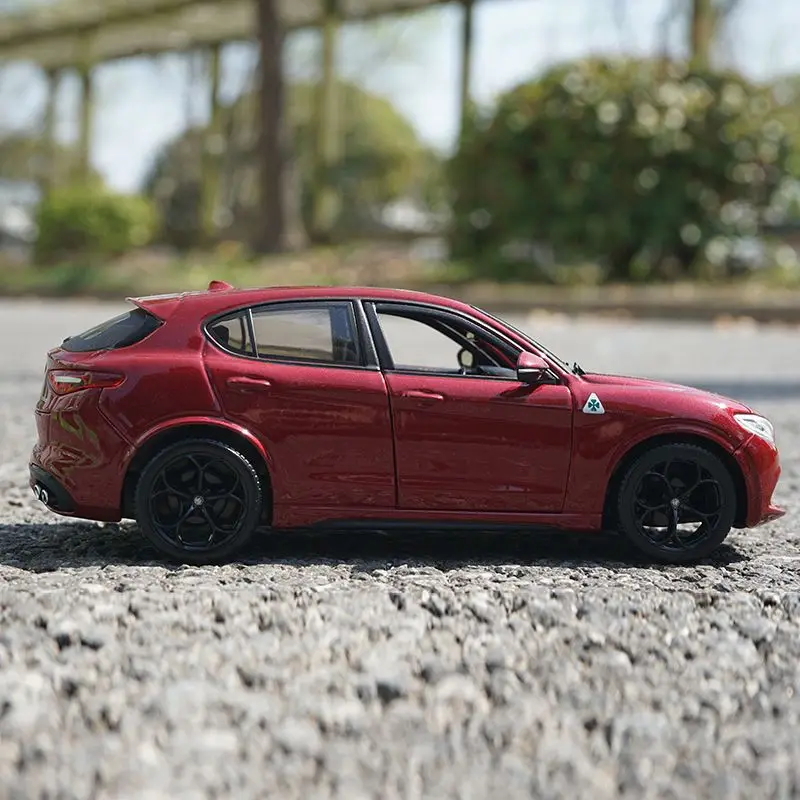 Bburago 1:24 Alfa Romeo Stelvio SUV Model Mobil Aloi Diecast Mainan Logam Kendaraan Off-Road Model Mobil Koleksi Simulasi Hadiah Anak-anak
